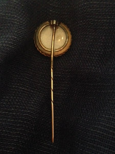 Stick Pin/Locket Striking 18 kt Yellow Gold Reverse Crystal of a Retriever Known Provenance