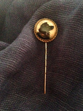 Stick Pin/Locket Striking 18 kt Yellow Gold Reverse Crystal of a Retriever Known Provenance