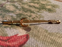 Stock Pin 18 kt Yellow Gold in Riding Crop and Horseshoe Form